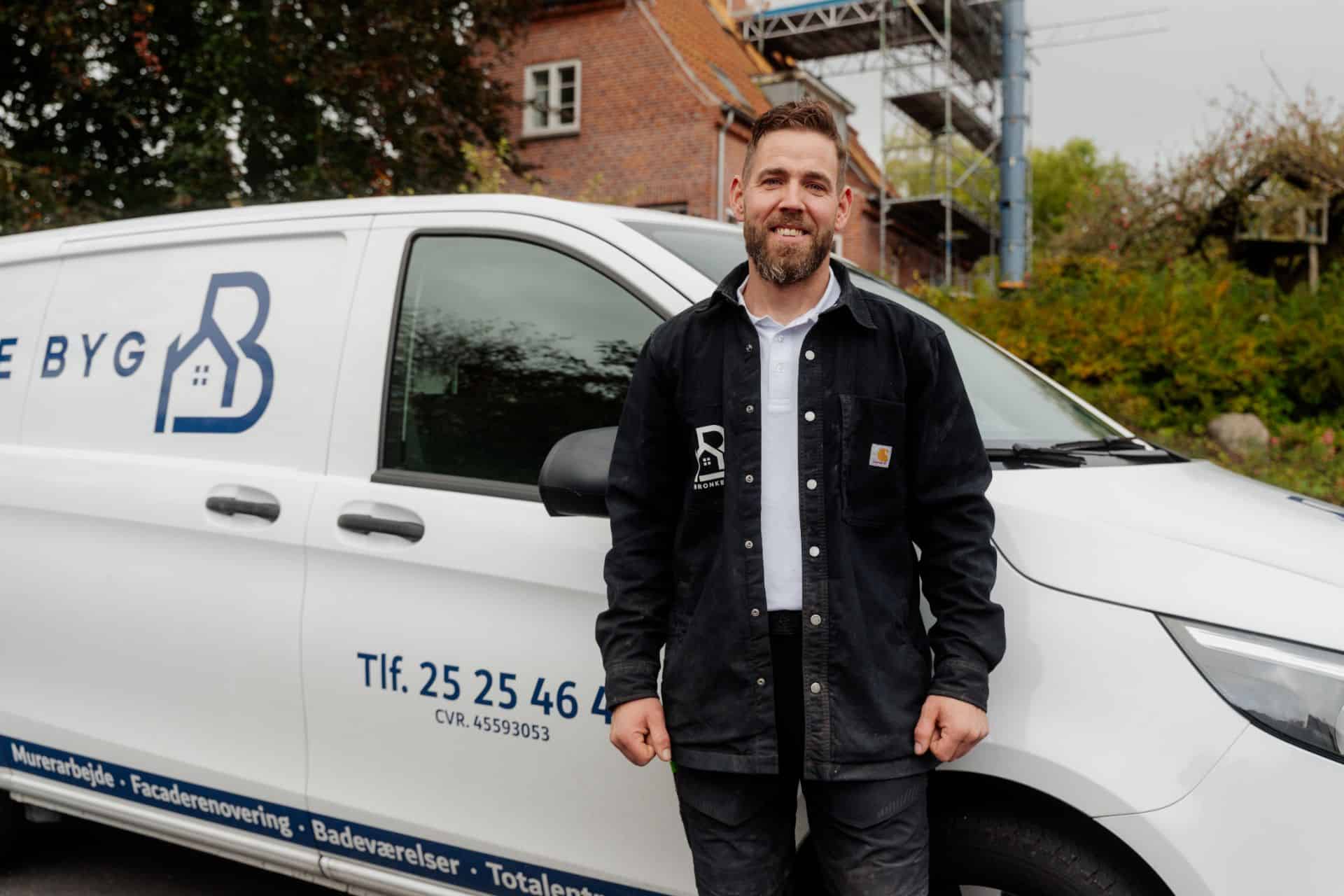 Patrick, indehaver af Bronke Byg, er en lokal murer i Næstved