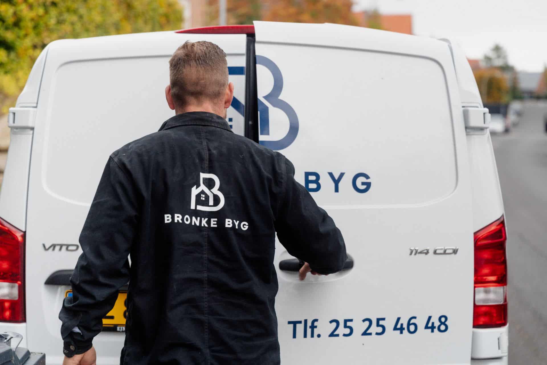 Bronke Byg pakker bilen efter en opgave som murer i Køge